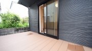 主寝室からそのまま出られるゆったりサイズのデッキ。洗濯物を干したり、子供用プールを出したりと大活躍の予感。