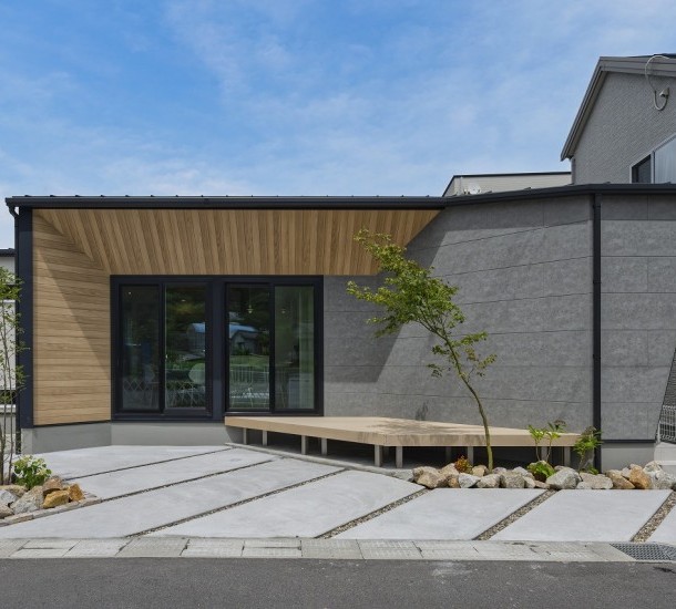 空とつながる開放的なテラス。プライバシーと開放感を両立した平屋