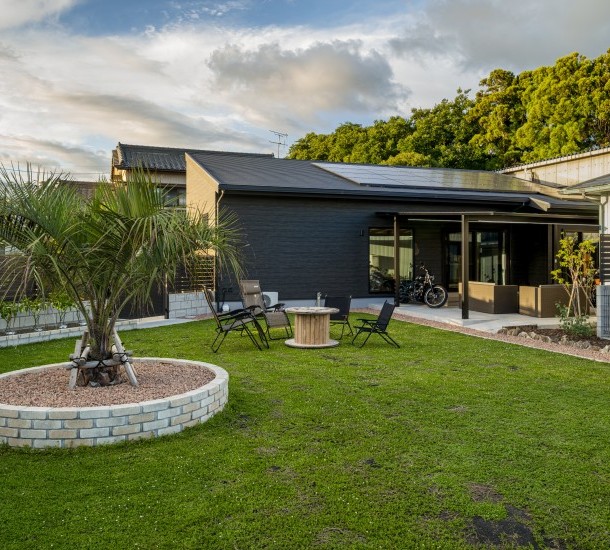 庭が主役の平屋暮らし。ヤシの木と広い芝生に癒やされる、プライベート・リゾートな平屋