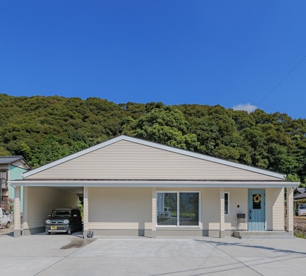 趣味と暮らすインナーガレージの平屋。山並みに溶け込む、三角屋根の開放的な住まい