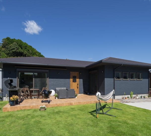 毎日がBBQ日和。広いテラスと芝生が広がる、アウトドアリビングを楽しむ平屋